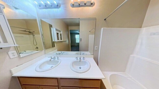 Building Photo - 1800 E Lakeshore Dr