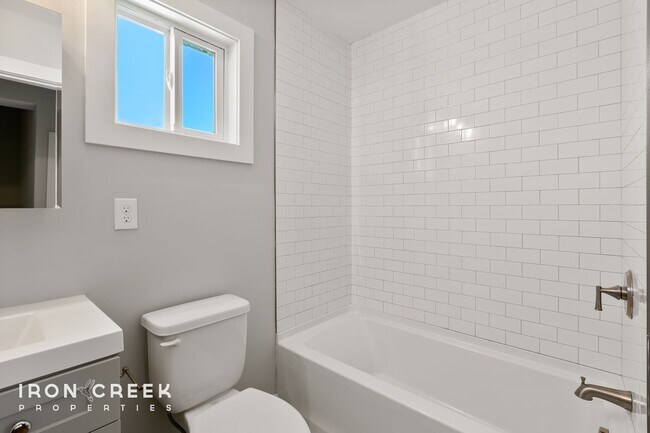 Building Photo - Beautiful Two-Bedroom Compact Cottage in S...