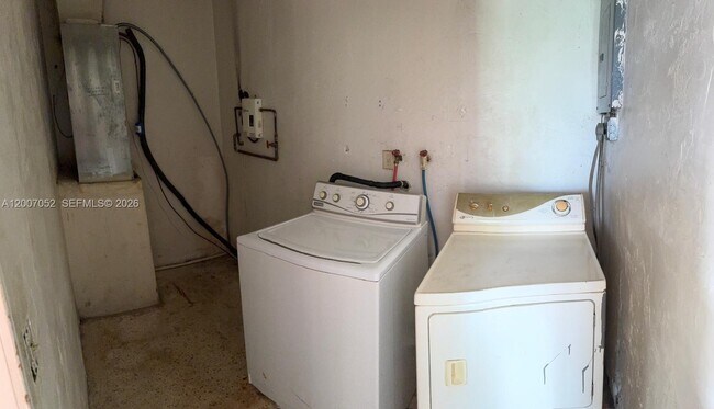 Building Photo - 20923 SW 117th Ave