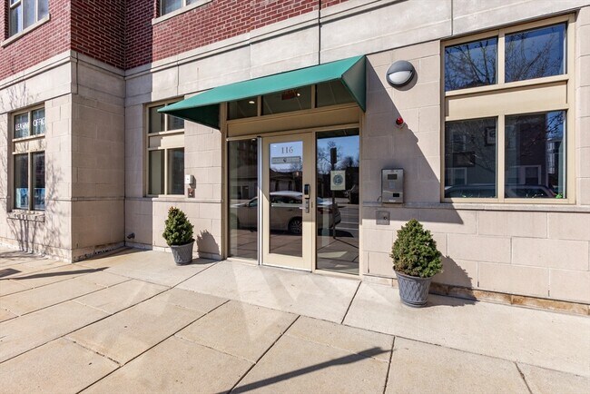 Building Photo - 116-128-128 Rantoul St