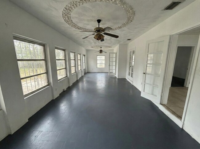 Building Photo - 1330 Kasim St