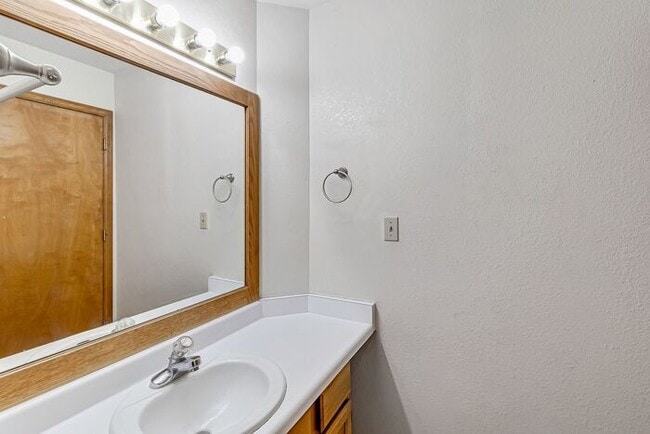 Building Photo - Charming 2-bedroom, 2-bathroom townhome with a 1-car garage