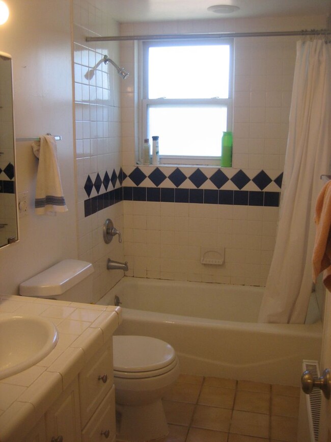 Building Photo - 8830