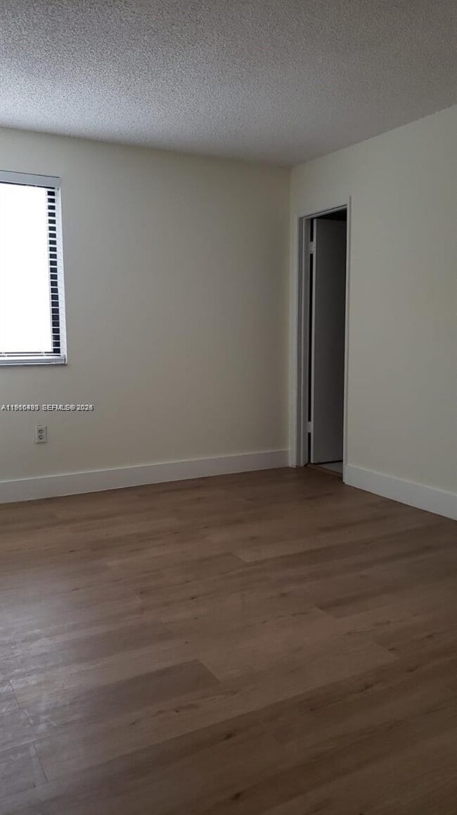 Building Photo - 10221 Fontainebleau Blvd