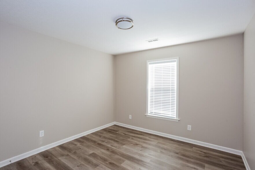 Building Photo - 1641 Red Bird Cir SE