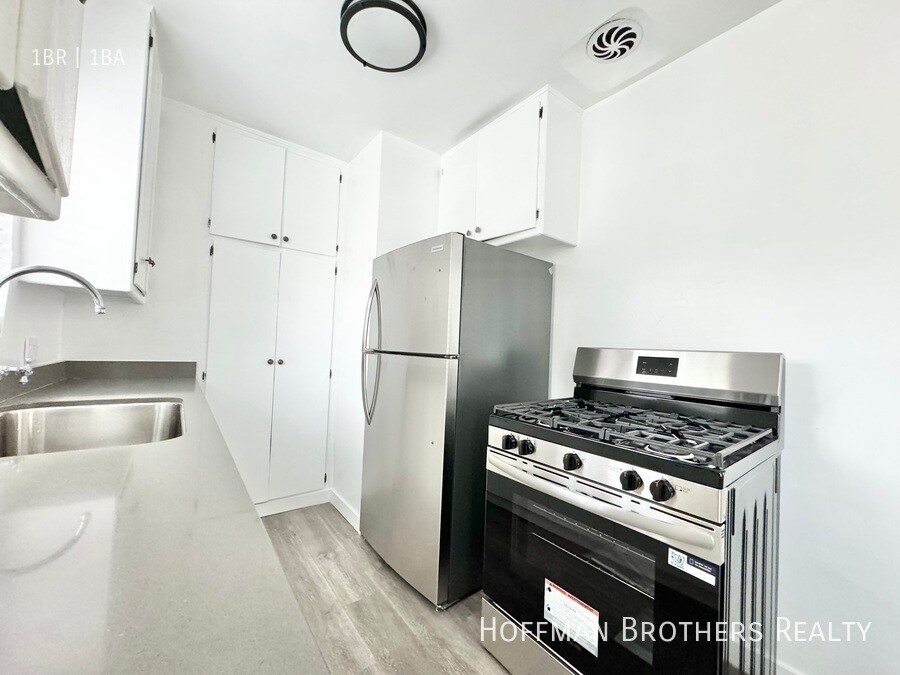 Building Photo - 1010 N Orange Grove Ave