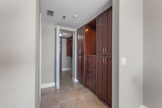 Building Photo - Spacious Waterfront 2/2 condo - Furn. or U...