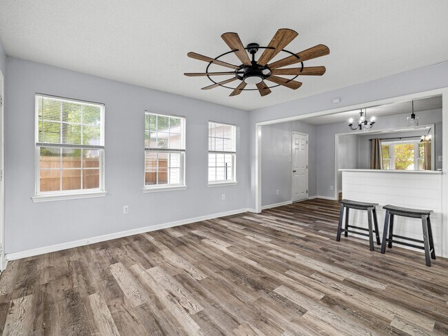 Building Photo - Charming 3 Bedroom Home!