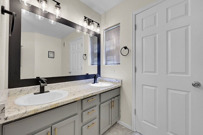 Building Photo - $1,750.00, 4 bed, 3 bath, located in Color...