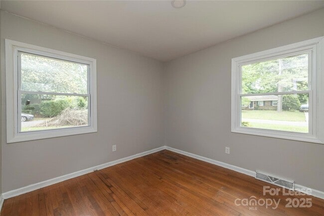 Building Photo - 4438 Gainsborough Rd