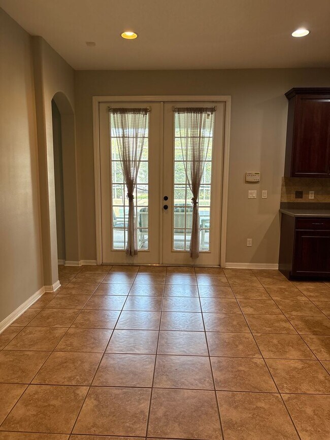 Building Photo - Stunning 6-Bedroom Pool Home in Desirable ...