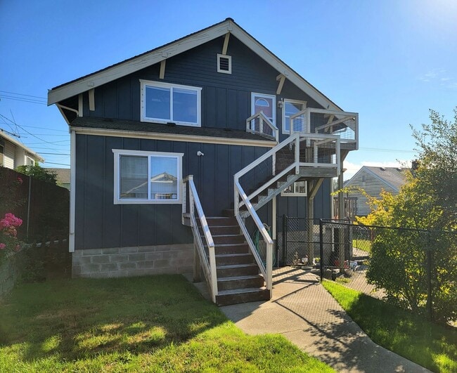 Building Photo - Bright and cheery 2 bed top level apartment in convenient Bremerton location