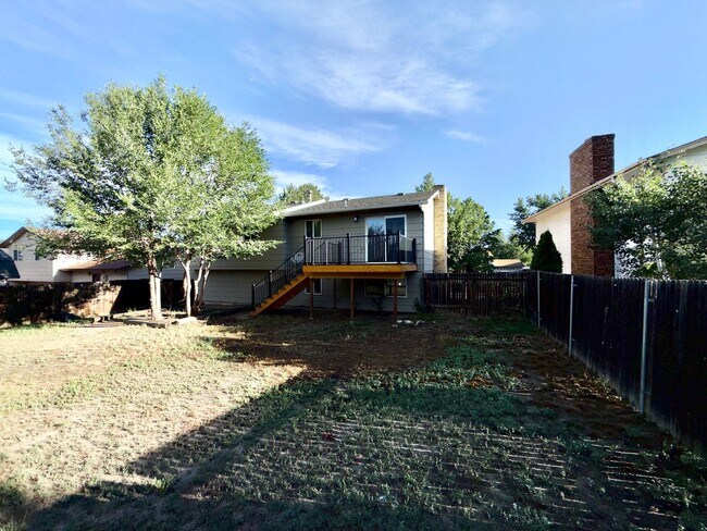 Building Photo - North-East Tri-Level Home!