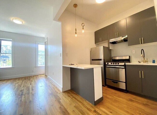 Primary Photo - 2025 Paulding Ave
