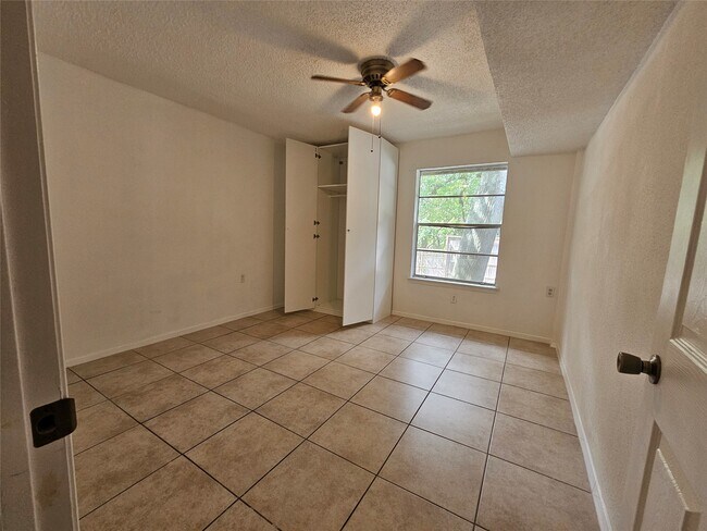 Building Photo - 8287 Kingsbrook Rd