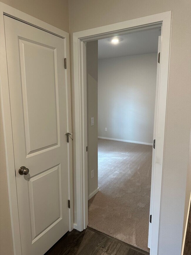 Building Photo - Newer single level 3-bedroom 2 bath house in Springfield!