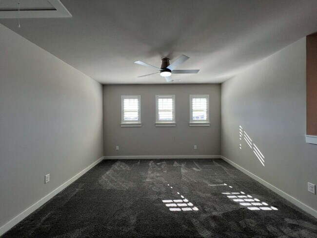 Building Photo - Luxury Living for Lease in Hendersonville!