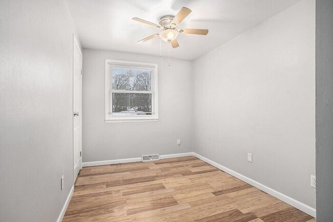 Building Photo - $1450- 3-Bed/1.5-Bath Town House Duplex, Basement, Garage, 1300 sq. ft. Attractive remodeled mode...