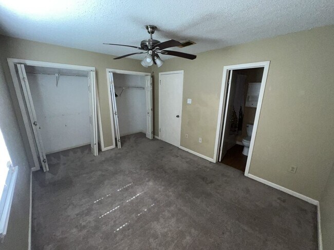 Building Photo - Beautiful 2 Bed, 2.5 Bath townhome on Jefferson Hwy