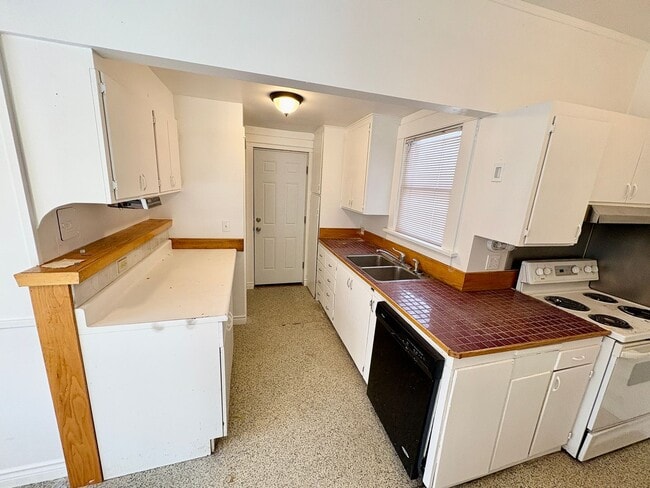 Building Photo - Beautiful Remodeled 2 Bedroom 1 Bathroom H...