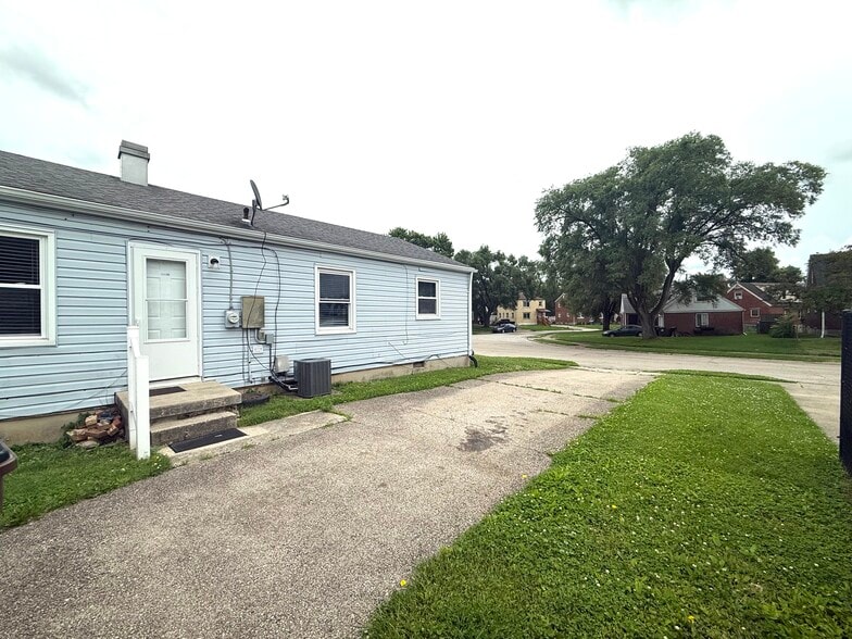 Building Photo - 401 Morris Dr
