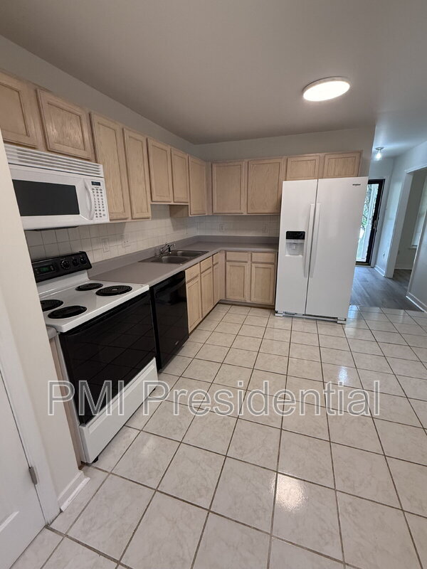 Building Photo - 3912 Sherwood Forest Terrace