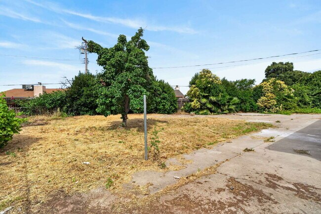 Building Photo - Charming 3-Bed Gem in Sacramento