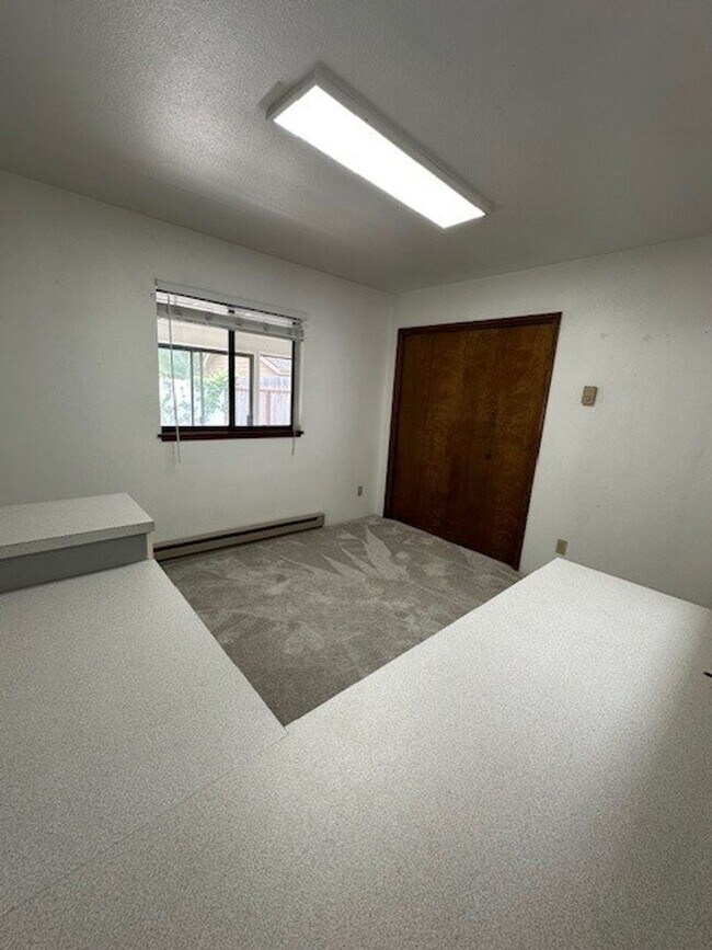 Building Photo - 429 Maple St