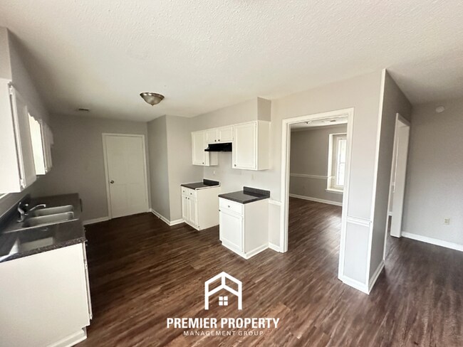 Building Photo - 6764 Henredon Dr