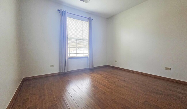 Building Photo - 614 E Whispering Oaks Ct