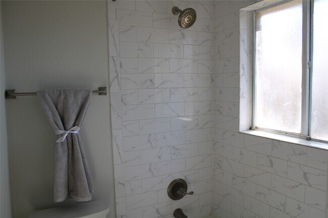 Building Photo - 819 Walbrook Dr