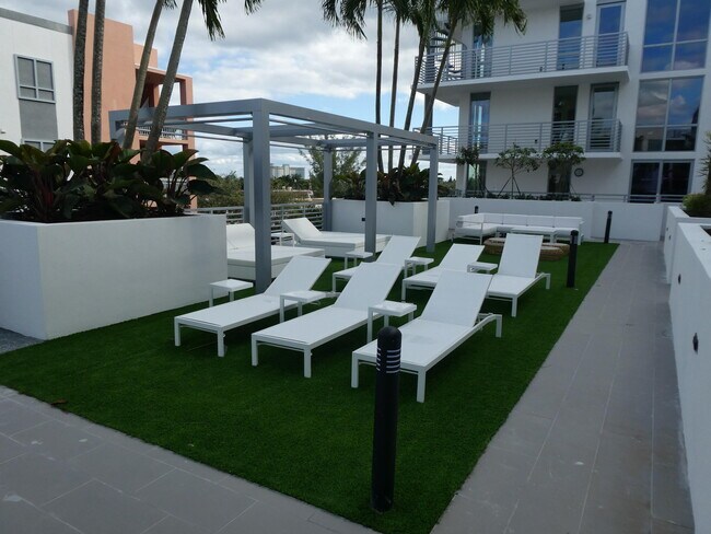 Building Photo - 111 SE 1st Ave