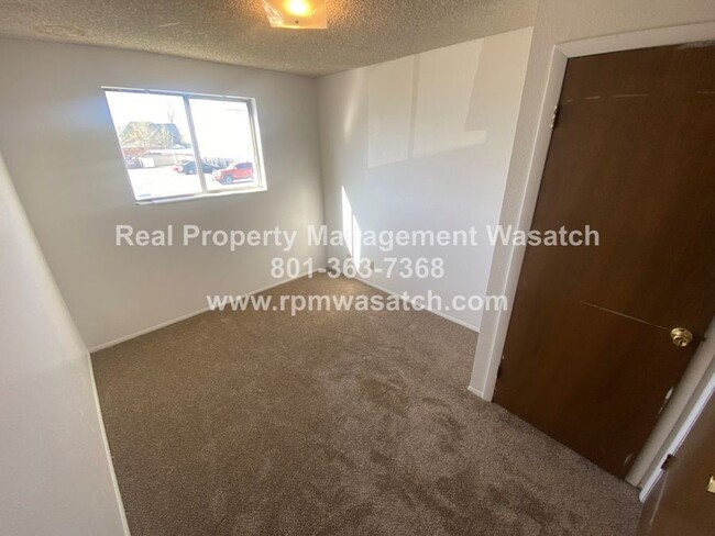 Building Photo - Half off first months rent!! New lower rent!!