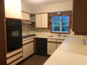 Building Photo - 4 Bedroom / 2.5 Baths / 2 Car Garage with ...