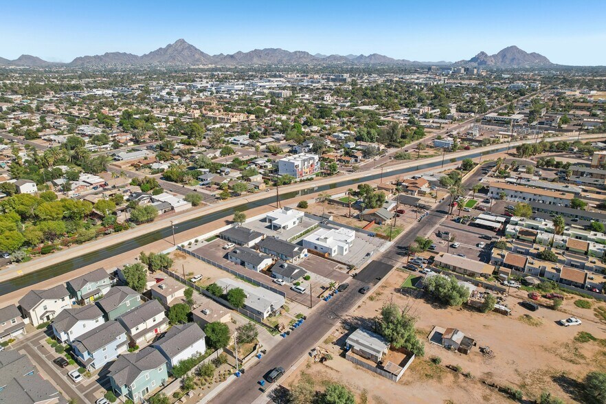 Building Photo - 910 E Roma Ave