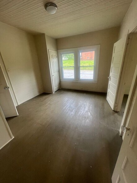 Building Photo - 412 Barker Ave