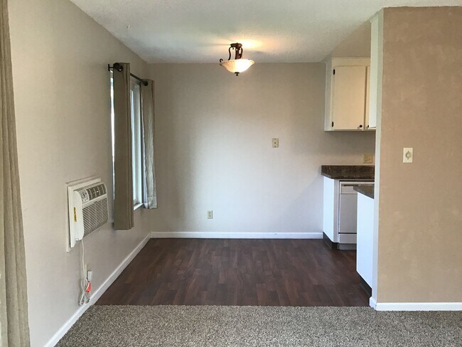 Building Photo - Apartment in Carson Park Condominium