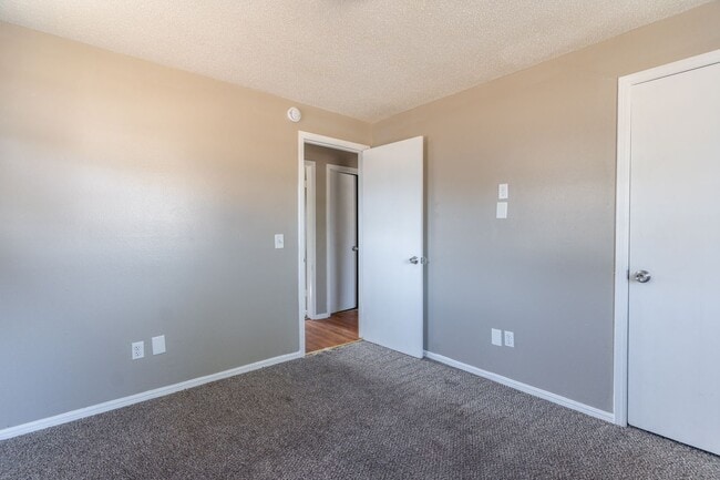 Building Photo - Cute 4 bedroom House