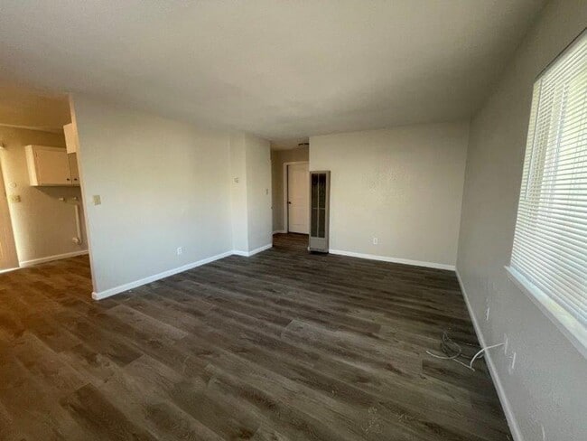 Building Photo - 2 Bedroom Walking Distance to Mather Air Force Base