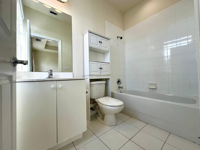 Building Photo - 425 Greenwich Cir
