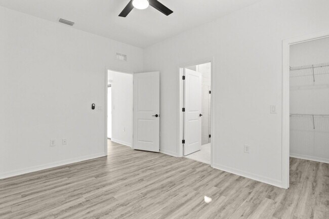 Building Photo - 548 Knapp St