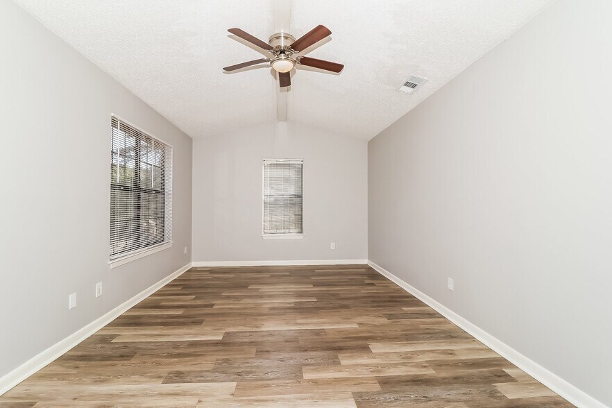 Building Photo - 1504 W 55th St