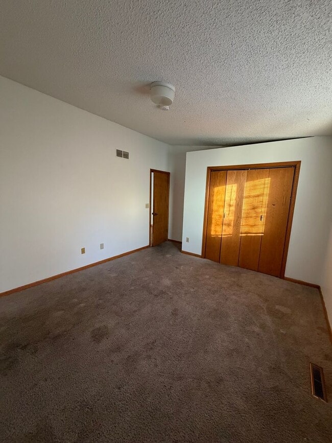 Building Photo - 3 Bed/2 Bath in Iowa City