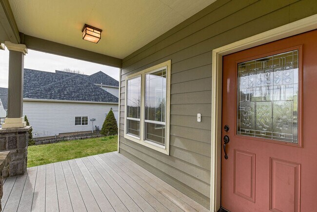 Building Photo - Beautiful 3 bed/2.5 bath single family hom...