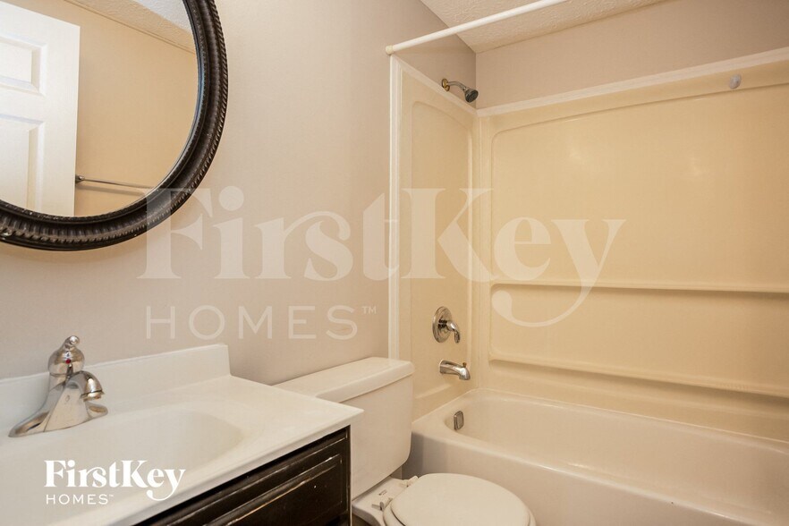 Building Photo - 5729 Ensenada Ave