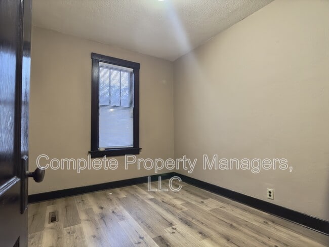 Building Photo - 325 E Washington St