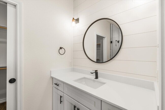 Building Photo - 1402 Courtney Pl
