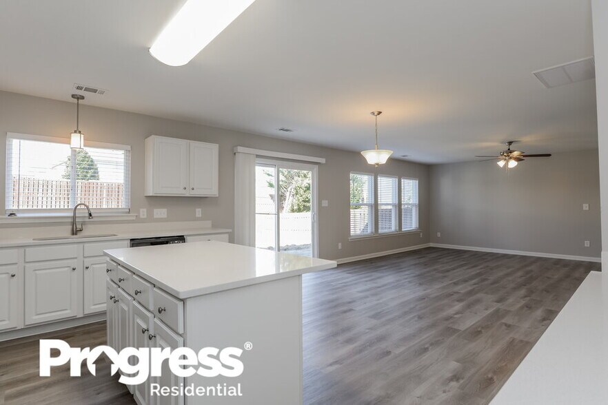 Building Photo - 12701 Cumberland Cove Dr