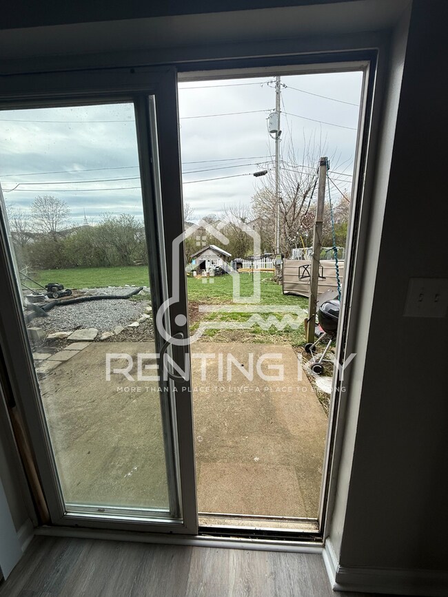 Building Photo - Newly Renovated 2-Bed, 1.5-Bath Townhouse!