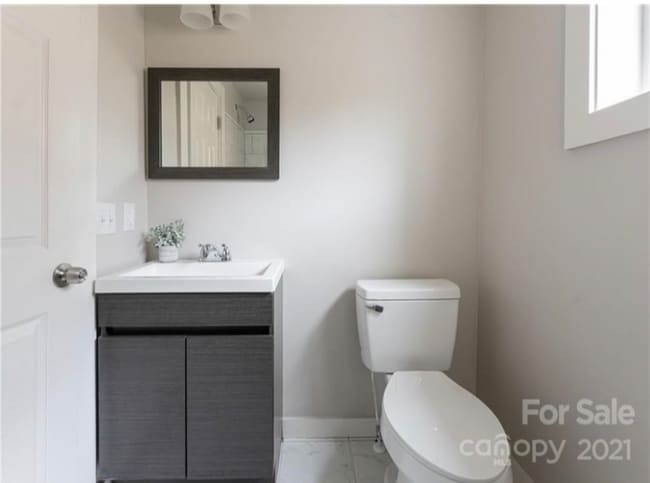 Building Photo - 338 N Main St